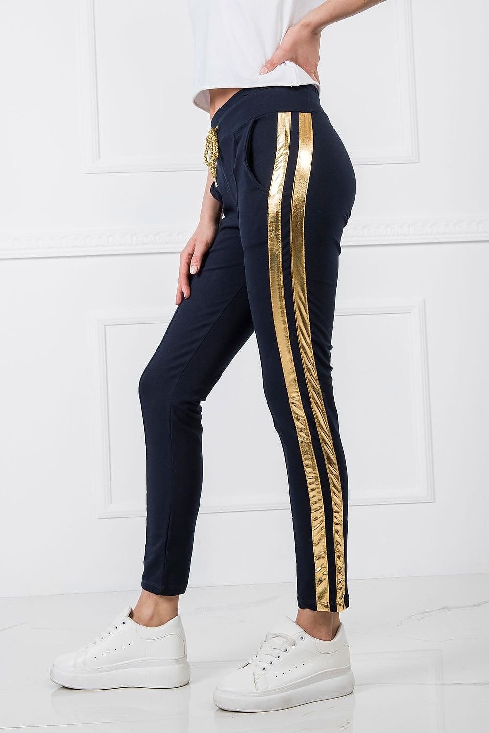 StrideLine – Women’s Sweatpants with Contrast Side Stripes