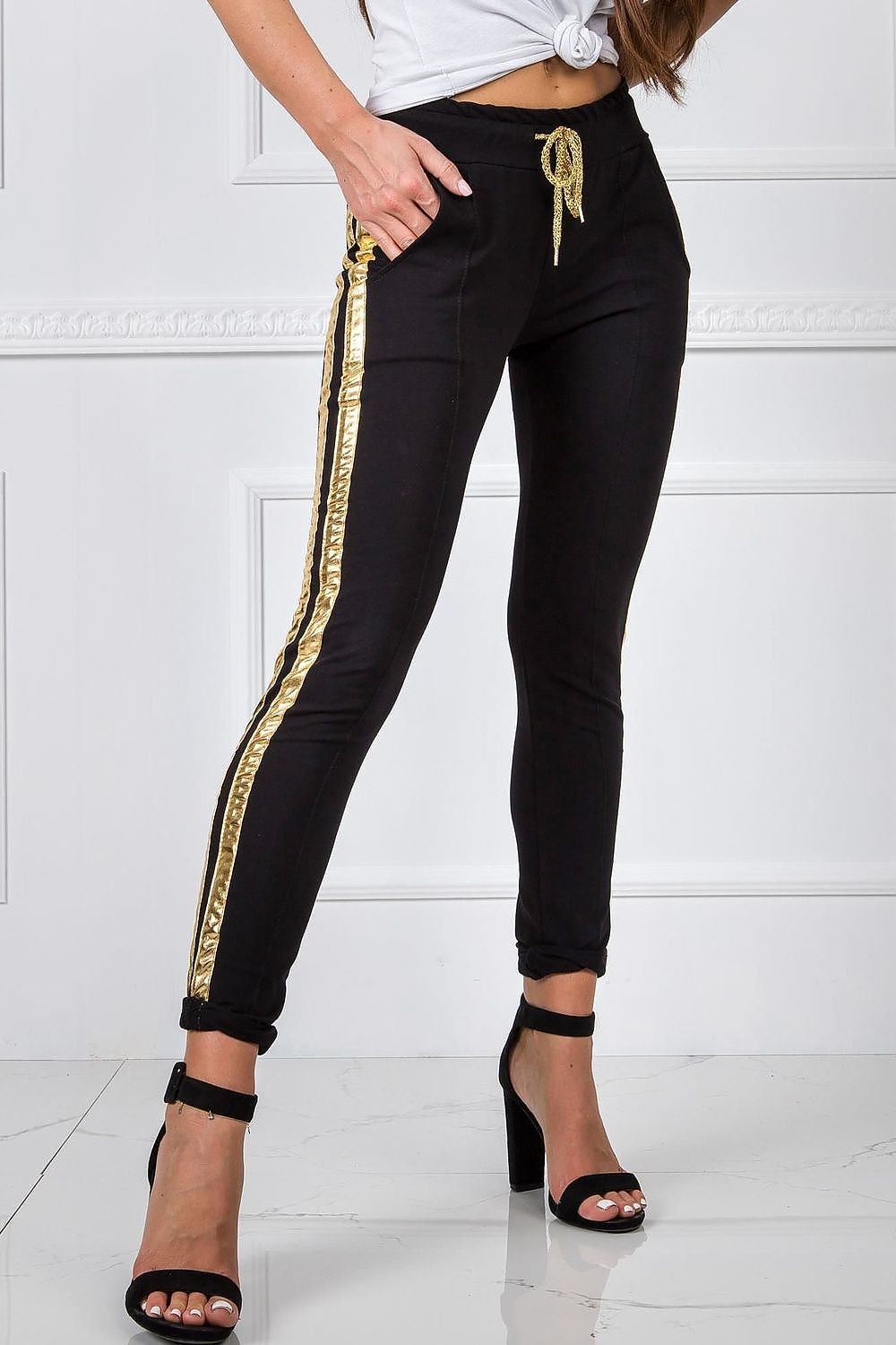 StrideLine – Women’s Sweatpants with Contrast Side Stripes
